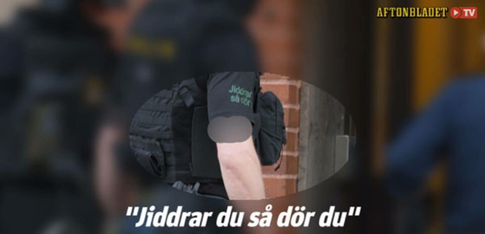 ”Jiddrar du så dör du”, står det på polismannens t-shirt under insatsen, här från Aftonbladet TV.