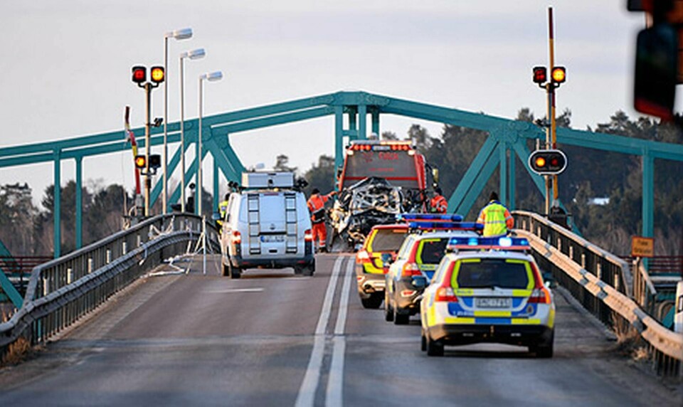 Två personer dog efter att ha kört ner i vattnet vid Hjulstabron i Strängnäs i början av mars i 2013. Foto: TT