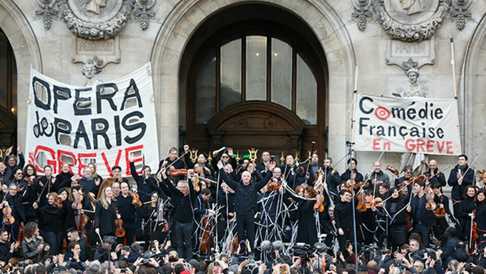 Strejkande musiker genomförde i protest mot regeringens föreslagna pensionsreform en utomhusföreställning utanför Parisoperan på lördagen. Foto: Thibault Camus/AP/TT