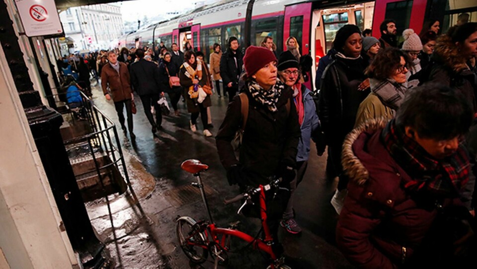 Pendlare som drabbats av strejken går på ett tåg på stationen Saint-Lazare i Paris. Foto: Francois Mori/AP/TT