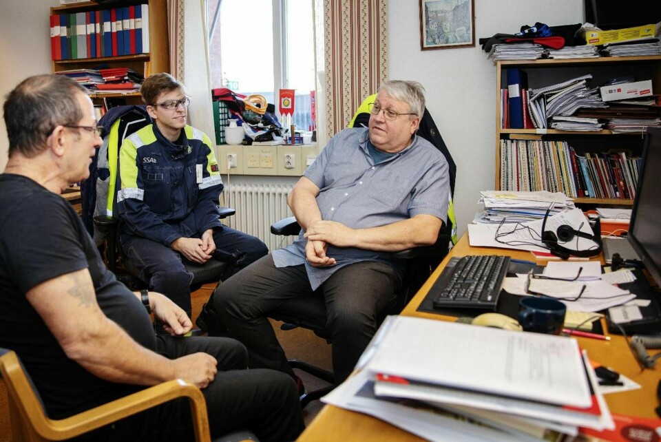Sture Bergvall (till höger), klubbordförande för Järnbruksklubben vid SSAB i Borlänge, diskuterar fackliga frågor med Per Svantes och Joakim Sköld inne på sitt rum. De sitter båda i klubbstyrelsen. Foto: Maria Hansson/TT
