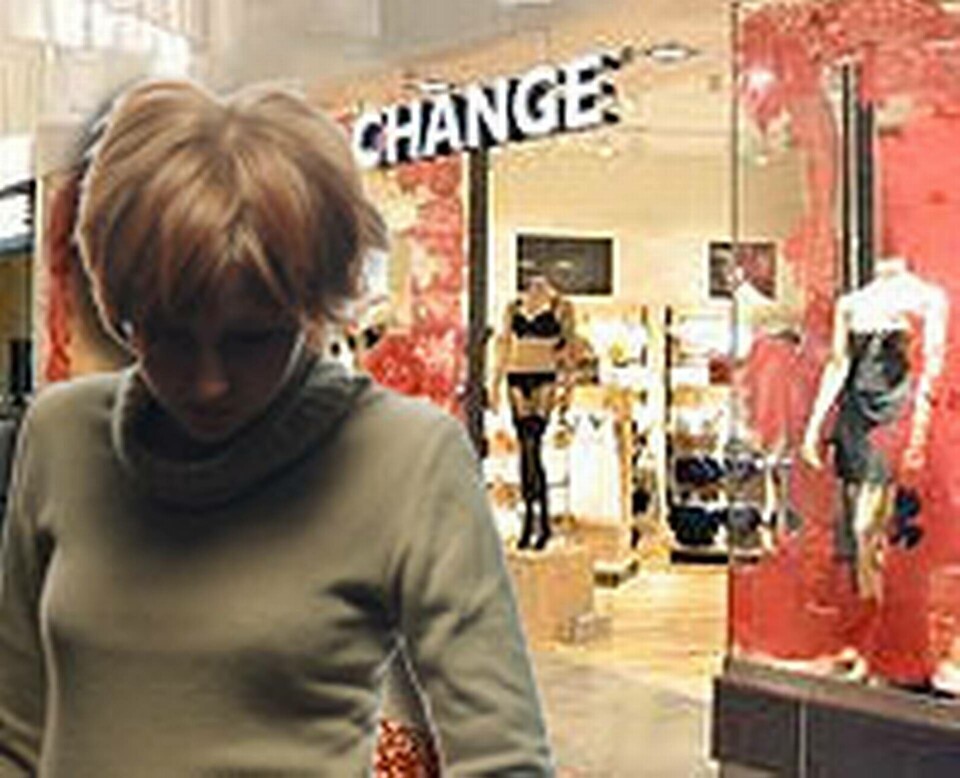 Den Change-anställda kvinnan tvingades bära sin BH-storlek på en skylt på bröstet. Nu stämmer hon företaget. Det är inte kvinnan på bilden som stämt Change. Foto: Colourbox, Change.com