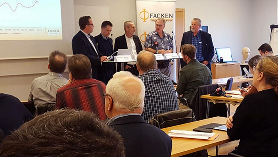 De fem industrifacken kräver lika mycket som 2016: 2,8 procent. Från vänster Unionens ordförande Martin Lindberg, GS Per-Olof Sjöö, IF Metalls Anders Ferbe, Sveriges Ingenjörers Ulf Bengtsson och Livs ordförande Hans-olof Nilsson. Foto: Elisabet Örnerborg