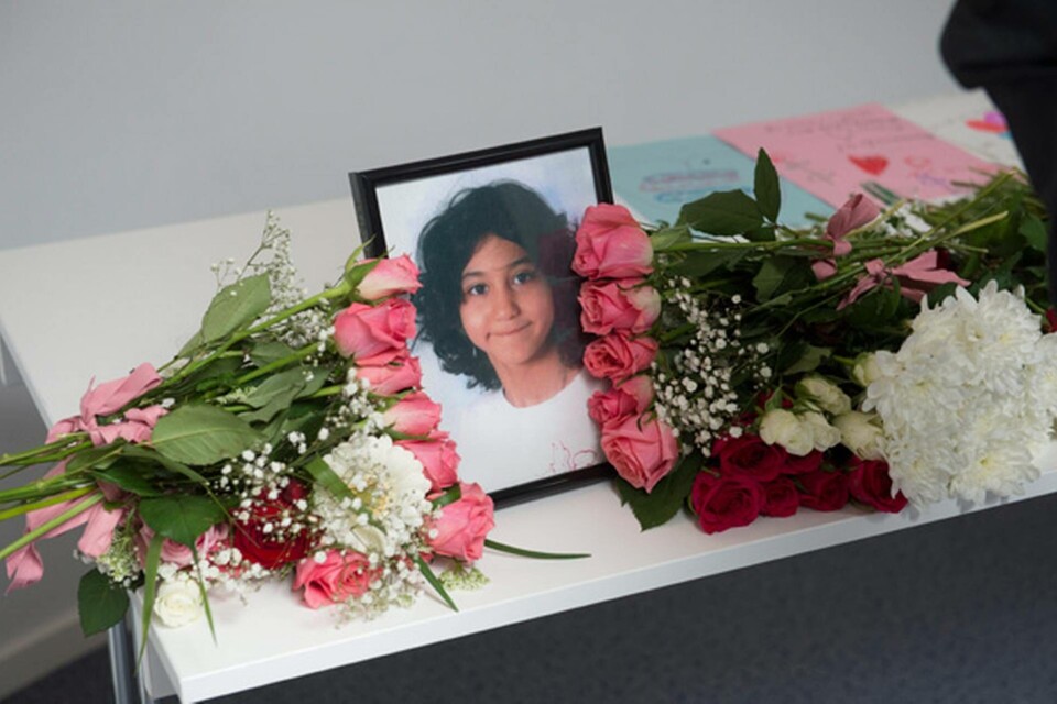 I början av juni 2014 hölls en minnesstund och begravning i Karlskrona för den åttaåriga flickan Yara som misstänks ha mördats på valborgsmässoafton. Hennes sista tid i livet blev svårt och trots att flera personer larmade om hur hon for illa, hos de släktingar hon bodde hos, vidtogs inga åtgärder av myndigheterna. Foto: Fredrik Sandberg / TT-Bild