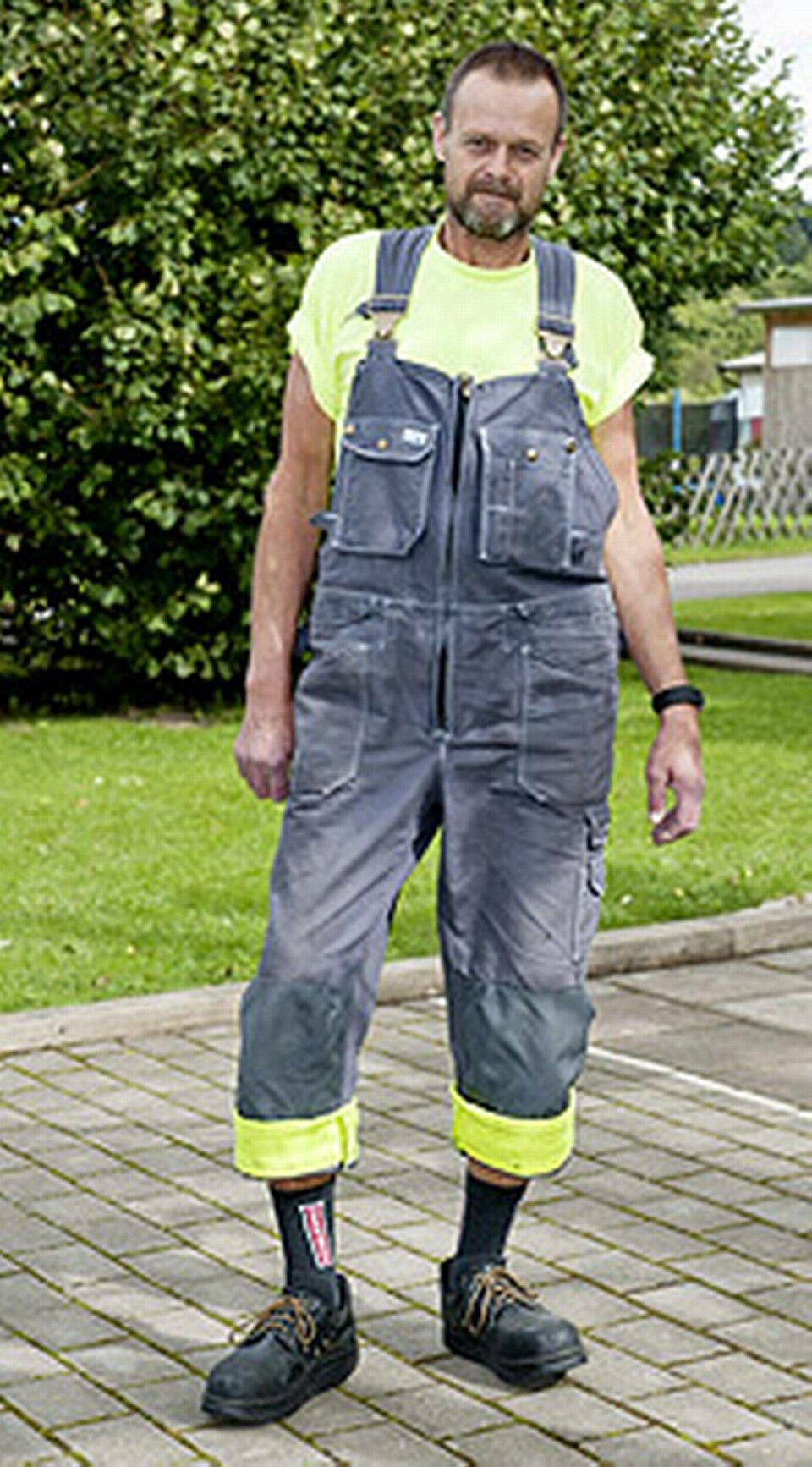 Anders Öhman med sina upprullade arbetsbyxor. Foto: Anna Sigge / Aftonbladet / IBL Bildbyrå