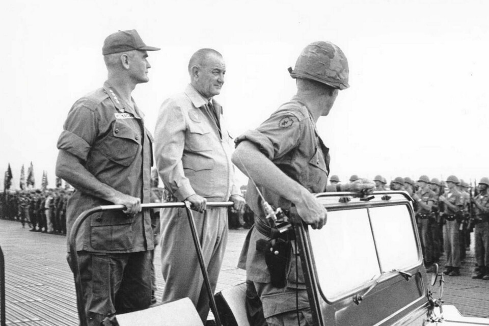 President Lyndon B Johnson besöker trupper på den amerikanska basen Cam Ranh Bay i dåvarande Syd­vietnam i oktober 1966. Foto: AP Photo/TT