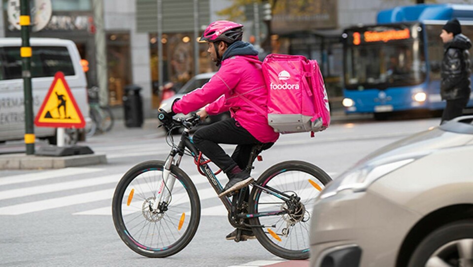 Ett cykelbud från Foodora på väg för att lämna en matleverans. Foto: Fredrik Sandberg/TT