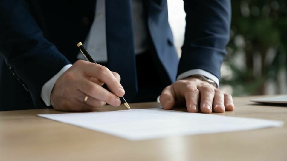 Föräldrat. Även kollektivavtal måste kunna signeras digitalt, tycker både fack och arbetsgivare. De har sett till att regerignen nu ser över möjligheterna att införa digital signering av kollektivavtal. Foto: Shutterstock