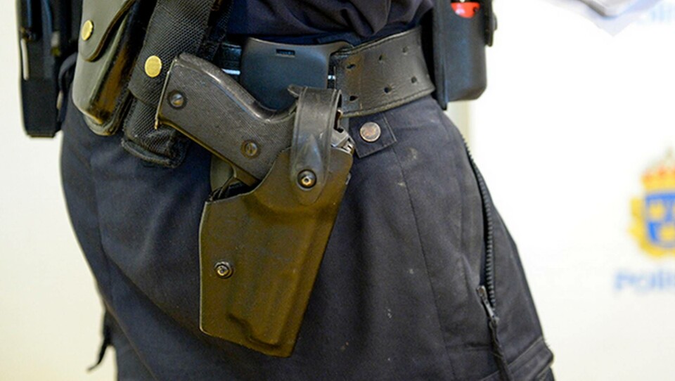 Under första dagen på jobbet glömde polisen tjänstevapnet på en toalett. Foto: Bertil Ericson/TT