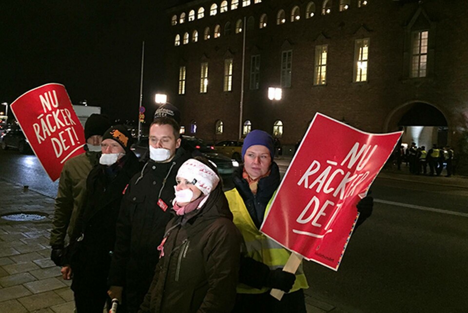 ”Nu räcker det!” stod det på polisernas plakat, under demonstrationen utanför Stockholms stadshus. Facket passade på att protestera under Nobelfesten för att få maximal uppmärksamhet. Flera medlemmar valde att tejpa över sina munnar eftersom demonstranterna hade nekats högtalare. Foto: TT-Bild