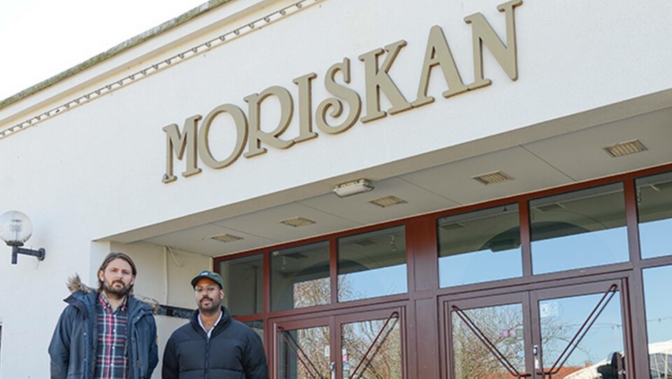 Johann Bjarnason och Babiker Malik utanför ett stängt Moriska paviljongen i Folkets Park i Malmö. Nu hoppas man att vården ska ta emot deras anställda. Foto: Anna Karolina Eriksson/TT Johann Bjarnason och Babiker Malik utanför ett stängt Moriska paviljongen i Folkets Park i Malmö. Nu hoppas man att vården ska ta emot deras anställda. Foto: Anna Karolina Eriksson/TT