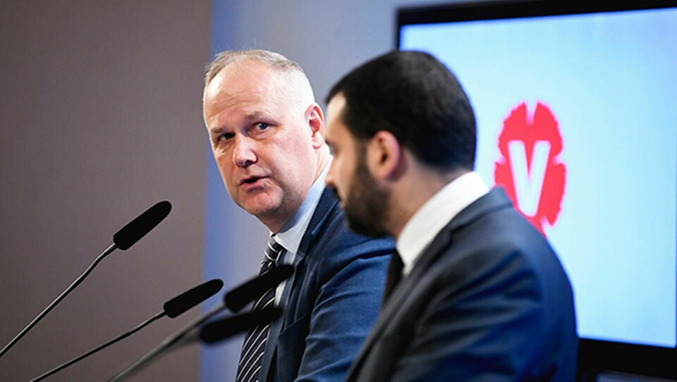 Vänsterpartiets ordförande Jonas Sjöstedt (V) och Ali Esbati (V) hotar med att väcka misstroende mot arbetsmarknadsminister Eva Nordmark (S). Foto: Jessica Gow/TT