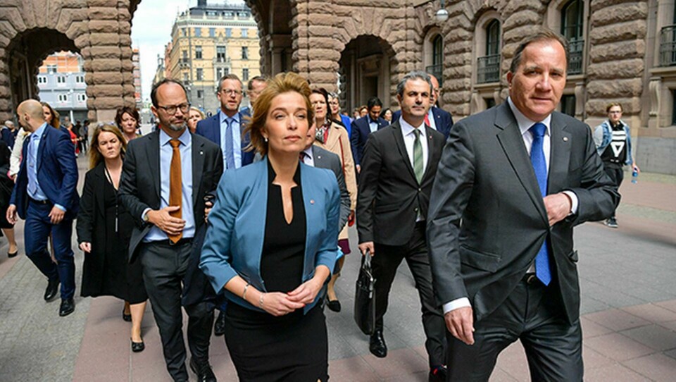 Socialförsäkringsminister Annika Strandhäll (S) och statsminister Stefan Löfven (S) och övriga ministrar på väg mot tisdagens misstrondevotering mot Strandhäll. Foto: TT-Bild