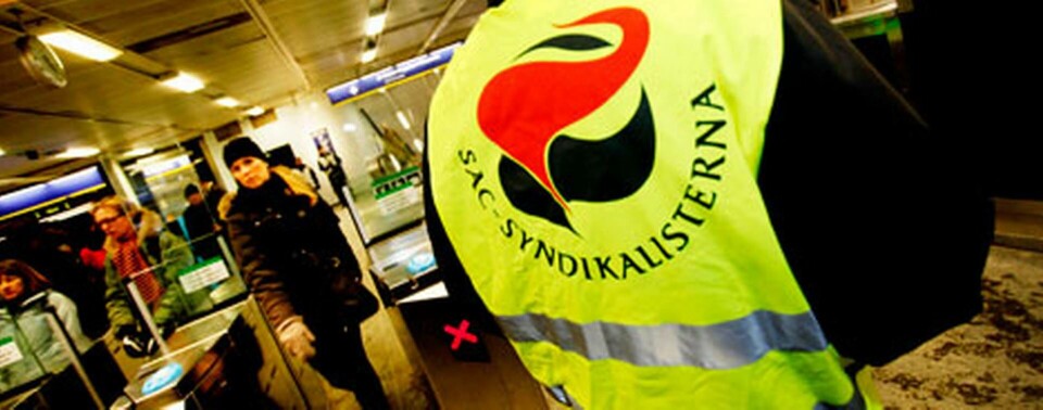 Hur kan man säga att det här är MTR:kläder? frågar sig en strejkare med strejkvästen på. - Det finns heller ingen anledning för arbetsgivaren att ifrågasätta att vi har arbetskläder på oss. Genom att ha det upprätthåller vi också en hög säkerhet i fall något skulle hända, säger en strejkare. Foto: Jörgen Appelgren