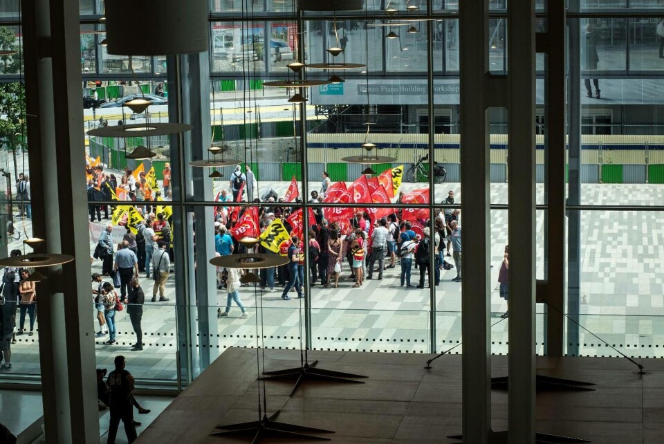 Under rättegången som hölls mellan 6 maj och 11 juli i år pågick demonstationer utanför domstolsbyggnaden. Domen kommer den 20 december. Foto: Sadak Souici