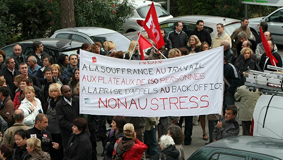 Personal och anhöriga till anställda på France Télécom demonstrerade 2009 utanför företagets kontor i Marseille efter att många medarbetare begått självmord. Nu nio år senare ställs bolaget inför rätta för arbetsmiljöbrott. Foto: AP Photo / Claude Paris