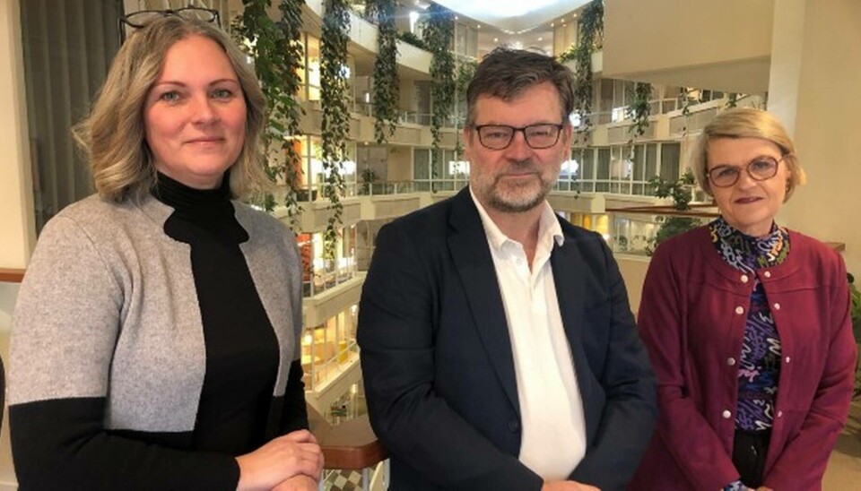 Pia Murphy, ansvarig förhandlare för läraravtalet hos SKR, Mathias Åström, Lärarförbundets förhandlingschef, och Ingrid Lindholm, Lärarnas Riksförbunds förhandlingschef. Foto: Kamilla Kvarntorp