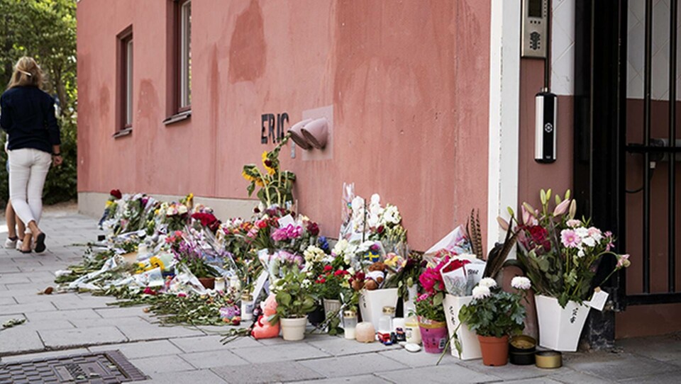 Blommor och kondoleanser på den plats på Norra Stationsgatan i Stockholm där Eric Torell med Downs syndrom sköts till döds av polis som misstog hans leksaksvapen för ett riktigt. Foto: TT-Bild
