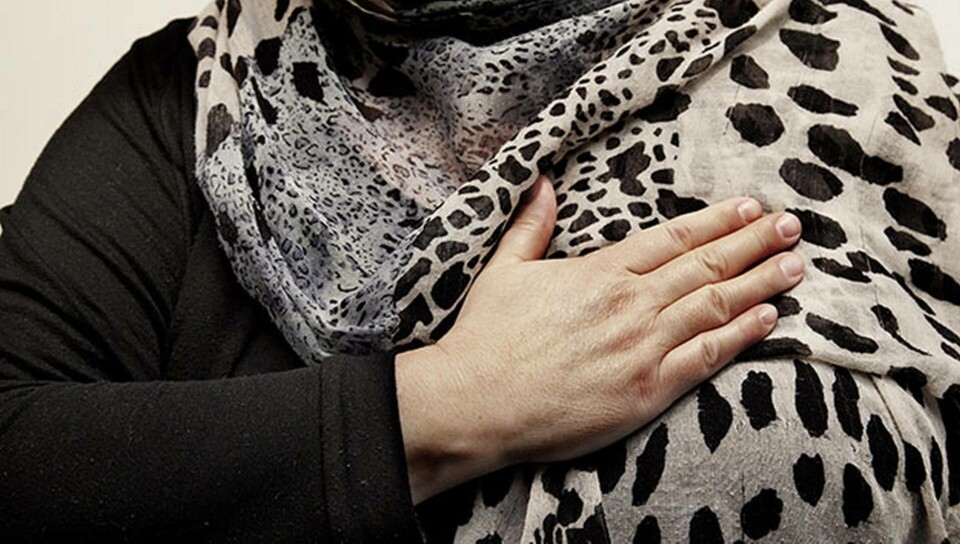 Kvinnan är sunni-muslim och vill på grund av sin religion inte hälsa på män genom att skaka hand med dem. Kvinnan hälsar i stället genom att hålla en hand mot hjärtat och buga. Foto: Jörgen Appelgren Kvinnan är sunni-muslim och vill på grund av sin religion inte hälsa på män genom att skaka hand med dem. Kvinnan hälsar i stället genom att hålla en hand mot hjärtat och buga. Foto: Jörgen Appelgren