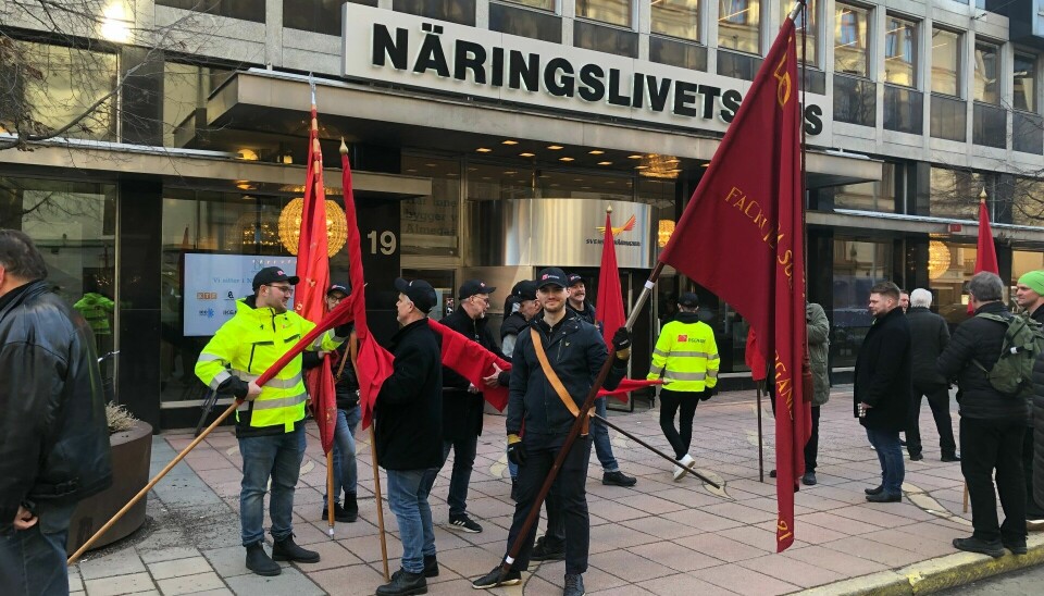 Byggnadsarbetare demonstrerade utanför Näringslivets hus i Stockholm 14 februari 2023 då parterna växlade avtalsyrkanden.
