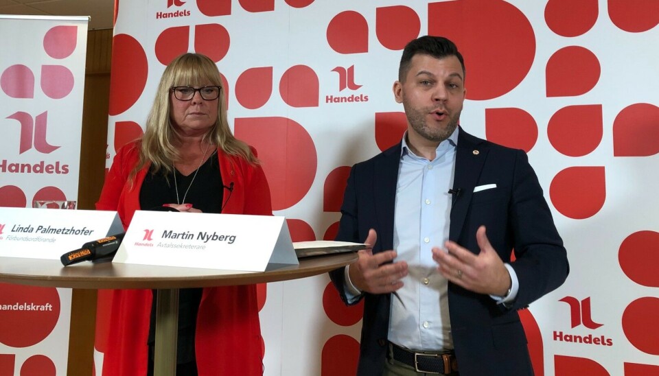 Handels ordförande Linda Palmetzhofer och avtalssekreterare Martin Nyberg tacknade avtal med Svensk Handel 2 april. Handels ordförande Linda Palmetzhofer och avtalssekreterare Martin Nyberg tacknade avtal med Svensk Handel 2 april.