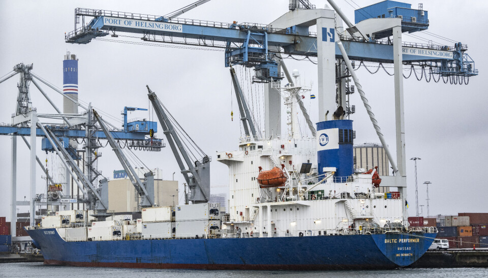 Fartyg lossar kylcontainers i Helsingborgs hamn, ett av medlemsföretagen i Sveriges Hamnar.