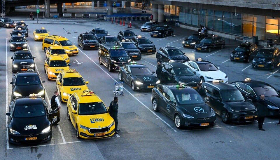Parterna är eniga om svårigheten att rekrytera och behålla personal i taxinäringen. Men i flera lönefrågor råder oenighet. Parterna är eniga om svårigheten att rekrytera och behålla personal i taxinäringen. Men i flera lönefrågor råder oenighet.