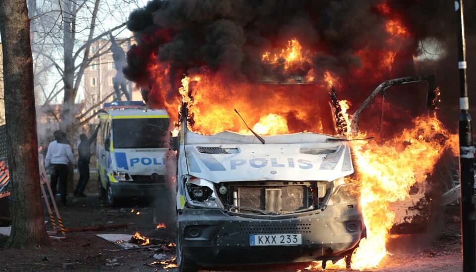 En polisbil sattes i eld under påskupploppen i Örebro.