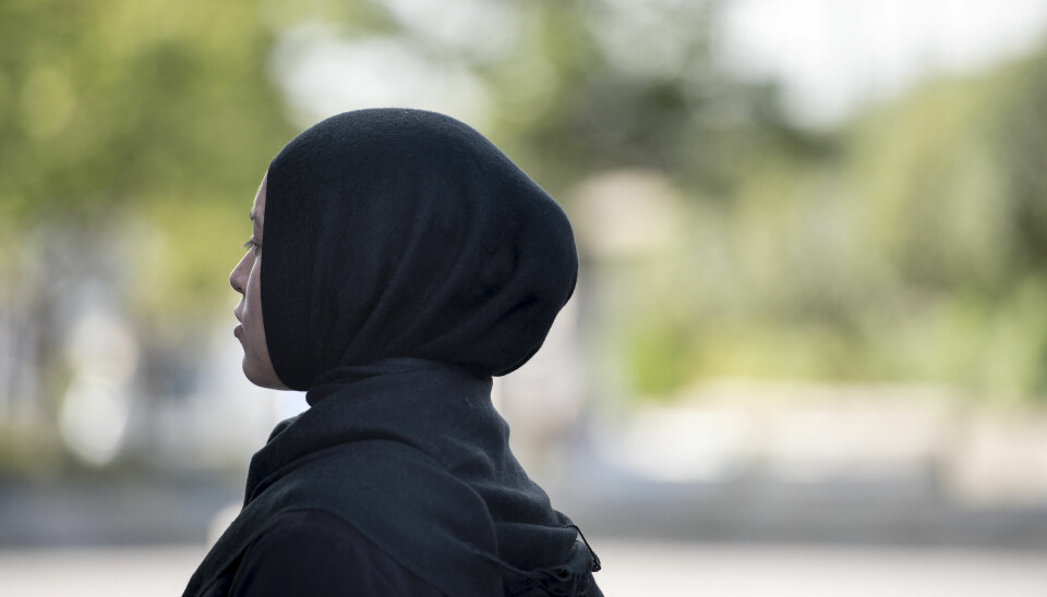 Strax före jul meddelade AD en dom som gav ett företag rätt att förbjuda en medarbetare bära muslimsk huvudduk. Det är en djupt oroande dom, en dom som kan försvåra slöjbärande kvinnors möjligheter att försörja sig, anser artikelförfattaren.