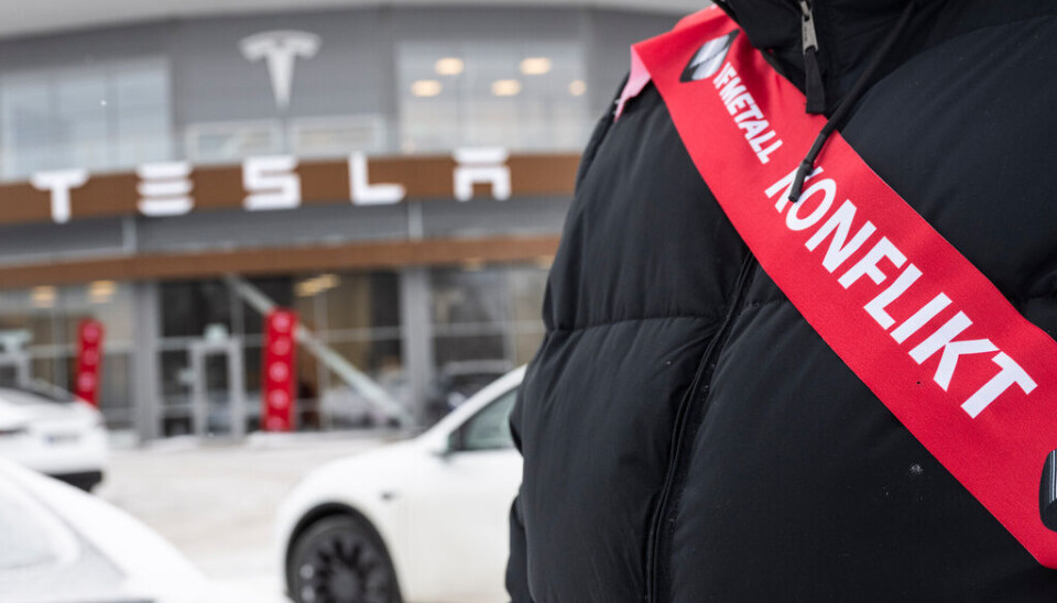 En strejkvakt från IF Metall utanför Teslas anläggning i Örebro i början av februari. Arkivbild.